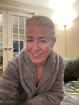 Snapshot of Laylaskyexx chatting on 04.15.26 Laylaskyexx online show from 04.15.26