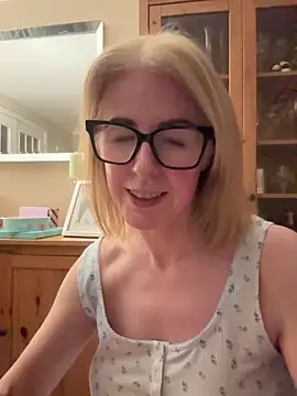 Snapshot of Laylaskyexx chatting on 04.16.26 Laylaskyexx online show from 04.16.26
