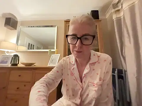 Snapshot of Laylaskyexx chatting on 05.19.26 Laylaskyexx online show from 05.19.26