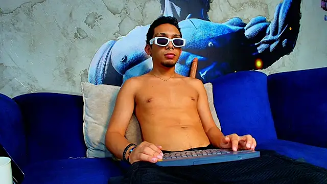 Snapshot of enzo_soto chatting on 04.11.26 enzo soto online show from 04.11.26