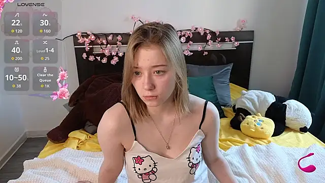 Snapshot of luniera chatting on 06.14.26 luniera online show from 06.14.26