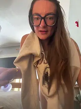 Snapshot of MiaLovesxxx chatting on 04.29.26 MiaLovesxxx online show from 04.29.26