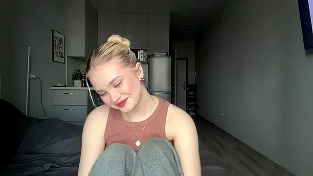 Snapshot of kirtova_ chatting on 04.15.26 kirtova online show from 04.15.26