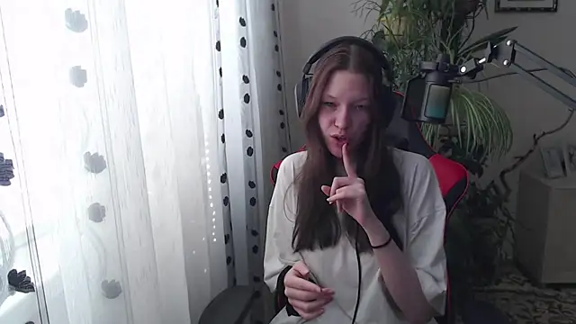 Snapshot of PunyKnee chatting on 04.08.26 PunyKnee online show from 04.08.26