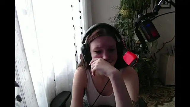 Snapshot of PunyKnee chatting on 04.14.26 PunyKnee online show from 04.14.26