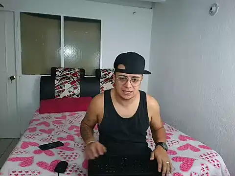 Snapshot of max_and_lilu2 chatting on 04.11.26 max and lilu2 online show from 04.11.26