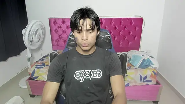 Snapshot of skinny_sam chatting on 06.18.26 skinny sam online show from 06.18.26
