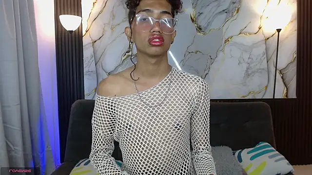 Snapshot of triiangel_latinboy chatting on 05.11.26 triiangel latinboy online show from 05.11.26