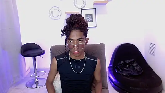 Snapshot of triiangel_latinboy chatting on 05.16.26 triiangel latinboy online show from 05.16.26