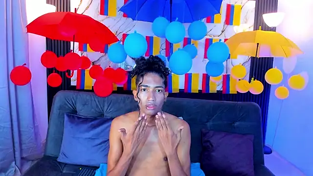Snapshot of triiangel_latinboy chatting on 06.18.26 triiangel latinboy online show from 06.18.26