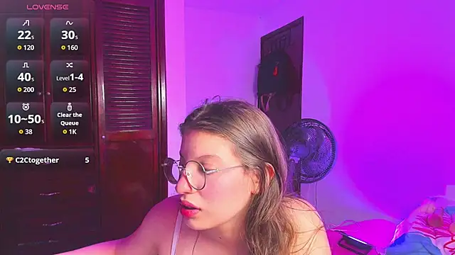 Snapshot of liiliie_petite chatting on 07.17.26 liiliie petite online show from 07.17.26