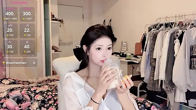 Snapshot of secret-anan chatting on 05.13.26 secret-anan online show from 05.13.26