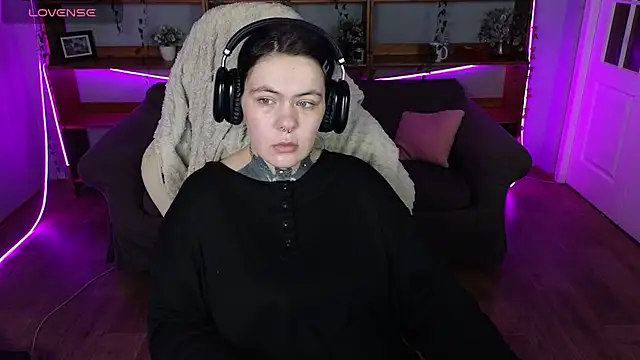 Snapshot of QwertyAnnie_Lbo chatting on 04.12.26 QwertyAnnie Lbo online show from 04.12.26