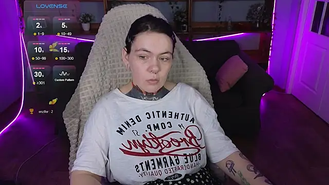 Snapshot of QwertyAnnie_Lbo chatting on 04.13.26 QwertyAnnie Lbo online show from 04.13.26