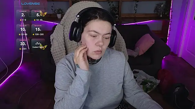 Snapshot of QwertyAnnie_Lbo chatting on 04.14.26 QwertyAnnie Lbo online show from 04.14.26