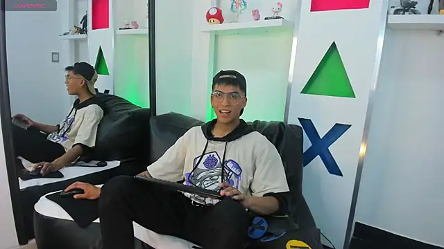 Aziel Jenner online show from 04.17.26