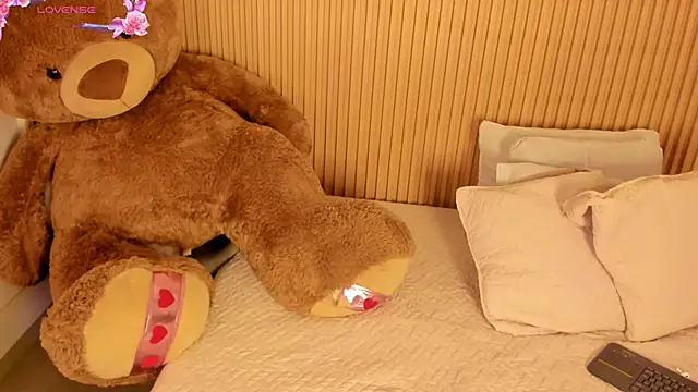 Snapshot of SamanthaBloom chatting on 04.11.26 SamanthaBloom online show from 04.11.26