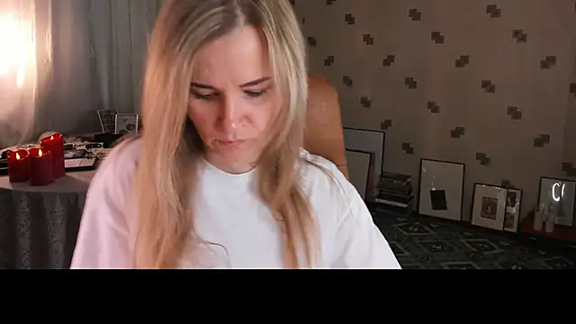Snapshot of MiaSparkes chatting on 06.12.26 MiaSparkes online show from 06.12.26