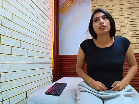 Snapshot of mellaniemonroe303av chatting on 04.10.26 mellaniemonroe303av online show from 04.10.26