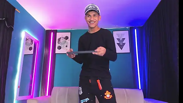 Snapshot of _HotWildwolves chatting on 04.13.26 HotWildwolves online show from 04.13.26