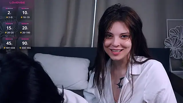 Snapshot of ReynaGrinvalsky chatting on 06.18.26 ReynaGrinvalsky online show from 06.18.26