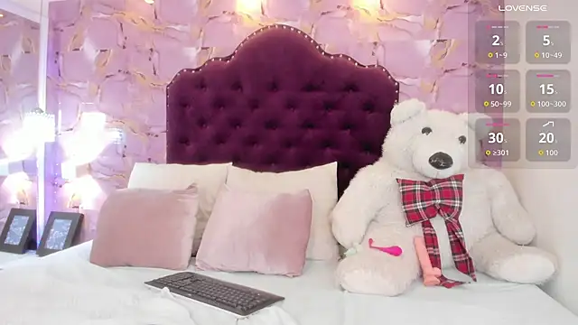 Snapshot of luna_bloomm_ chatting on 06.23.26 luna bloomm online show from 06.23.26