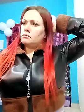 Snapshot of carolinhe26 chatting on 04.13.26 carolinhe26 online show from 04.13.26