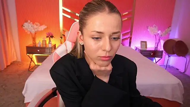 Snapshot of DoveLovee chatting on 05.18.26 DoveLovee online show from 05.18.26