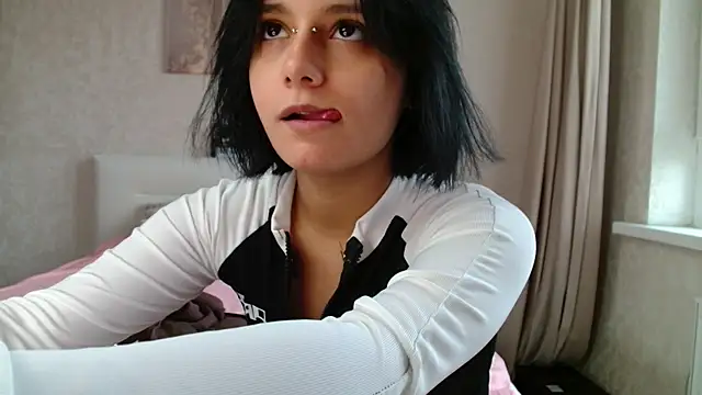 Snapshot of The_Slutty_Fox chatting on 06.12.26 The Slutty Fox online show from 06.12.26