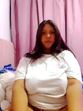 Snapshot of Izel_ chatting on 06.27.26 Izel online show from 06.27.26