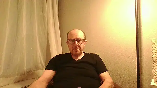 Snapshot of CallumBee chatting on 04.11.26 CallumBee online show from 04.11.26