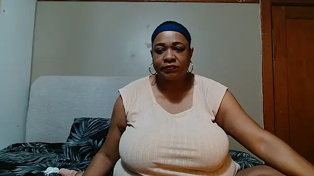 Snapshot of BUSTYQUEEN56_ chatting on 06.20.26 BUSTYQUEEN56 online show from 06.20.26