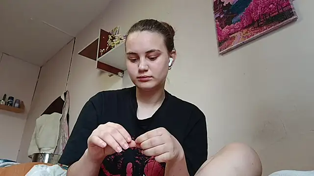 Snapshot of RoxanneStuard chatting on 04.14.26 RoxanneStuard online show from 04.14.26