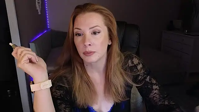 Snapshot of Sharon_Red chatting on 12.18.25 Sharon Red online show from 12.18.25