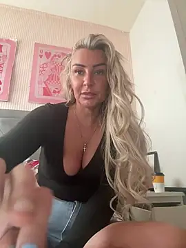 Snapshot of Naughtyhousewife_x chatting on 04.28.26 Naughtyhousewife x online show from 04.28.26