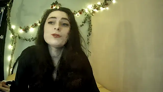 Snapshot of missclochette chatting on 04.21.26 missclochette online show from 04.21.26