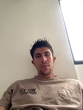 Snapshot of Luis-avatar chatting on 04.24.26 Luis-avatar online show from 04.24.26