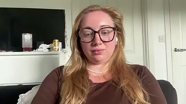 Snapshot of arielsweetieee chatting on 06.08.26 arielsweetieee online show from 06.08.26
