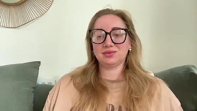Snapshot of arielsweetieee chatting on 06.11.26 arielsweetieee online show from 06.11.26