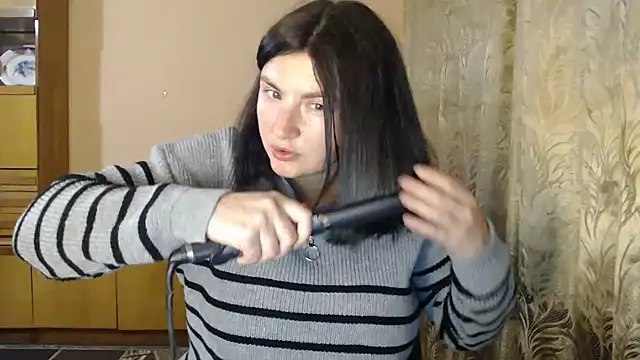 Snapshot of AlinaxJames chatting on 04.21.26 AlinaxJames online show from 04.21.26