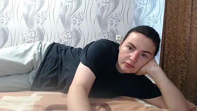 Snapshot of AlinaxJames chatting on 06.13.26 AlinaxJames online show from 06.13.26