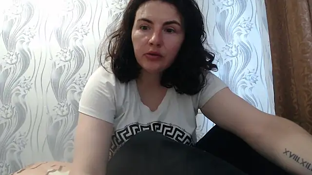 Snapshot of AlinaxJames chatting on 06.19.26 AlinaxJames online show from 06.19.26