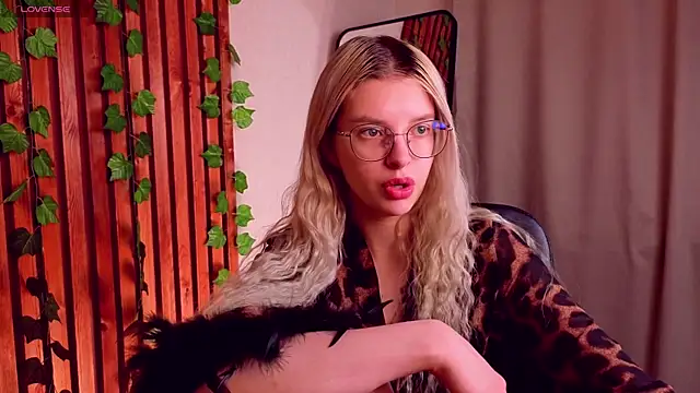 TiffyPeachy online show from 04.21.26