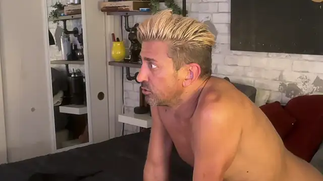 Snapshot of maxbandit chatting on 09.21.25 maxbandit online show from 09.21.25