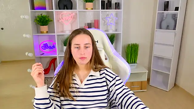 NadinnL online show from 04.28.26