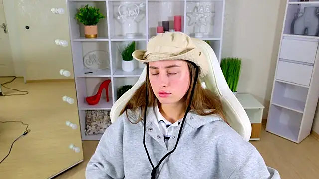 NadinnL online show from 05.12.26