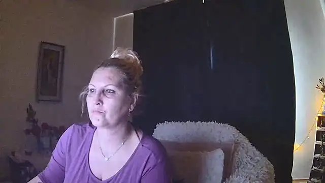 Snapshot of Divineblond chatting on 02.19.25 Divineblond online show from 02.19.25