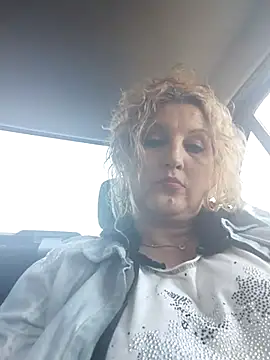 Snapshot of Divineblond chatting on 03.09.25 Divineblond online show from 03.09.25