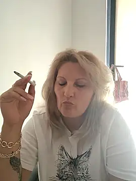 Snapshot of Divineblond chatting on 09.23.25 Divineblond online show from 09.23.25