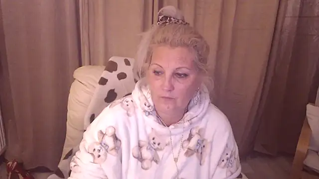 Snapshot of Divineblond chatting on 11.07.25 Divineblond online show from 11.07.25